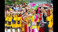 求一首广西民歌节上唱的歌曲，先是少数民族语言唱的，然后才是汉语，以合唱为主。