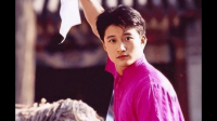 吴京早期古装电视剧，有个男扮女装的造型截图？